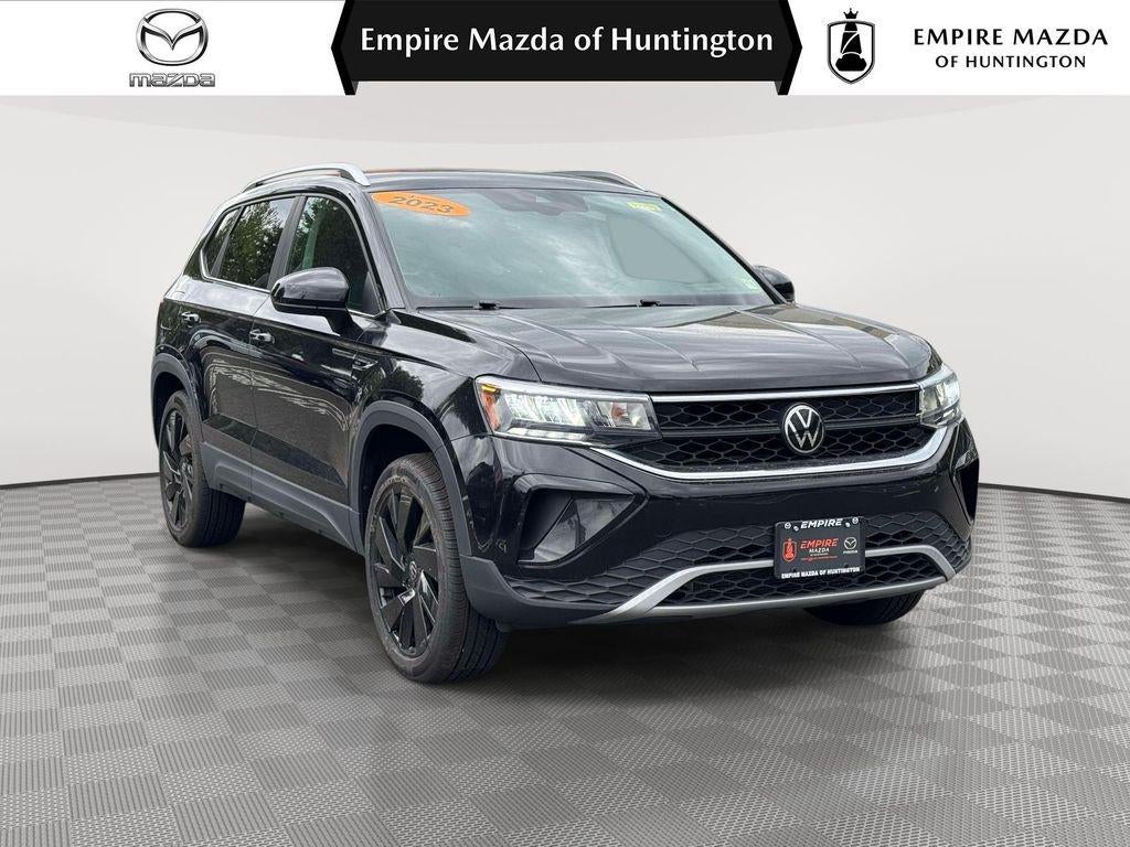 2023 Volkswagen Taos 1.5T SE in Deep Black Pearl — front three-quarter view